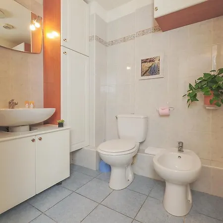 Grosso Five Stars Holiday House ניס